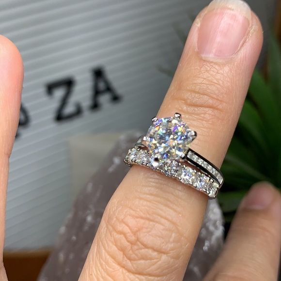 Sparkly 14kt and 18kt white gold bridal wedding ring set - Picture 8 of 9